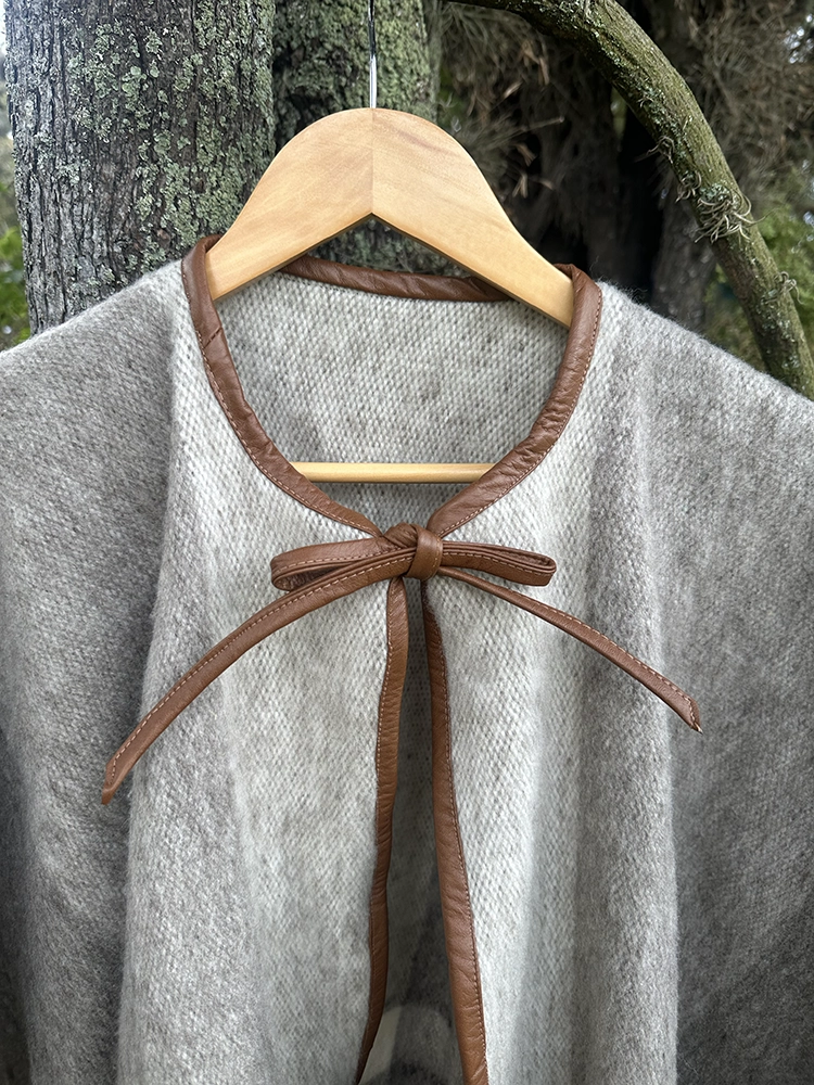 Ruana Abierta Cuero<br> Franjas Gris 2 Ruana Abierta Cuero