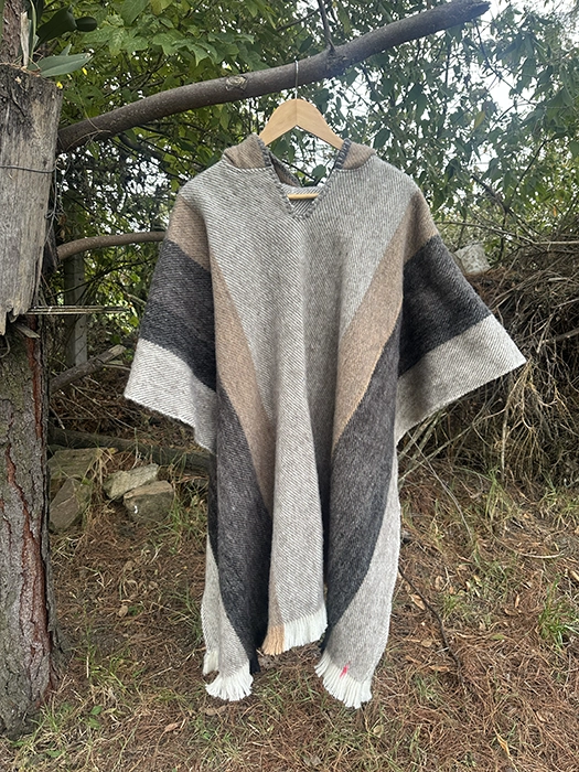 Maxi Ruana con Gorro<br>Franjas Café 1 Maxi Ruana