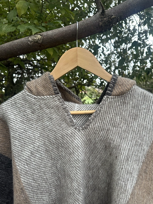 Maxi Ruana con Gorro<br>Franjas Café 2 Maxi Ruana