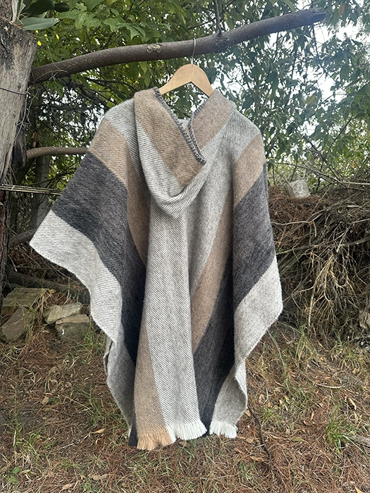 Maxi Ruana con Gorro<br>Franjas Café 4 Maxi Ruana