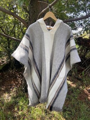 Maxi Ruana<br> con Gorro Rayas Gris