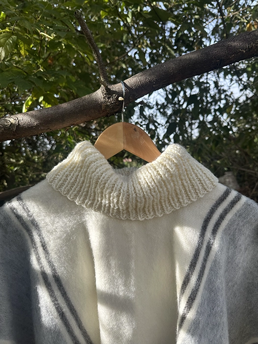 Ruana Cuello<br> Tortuga Blanca Franjas 2 Ruana Cuello Tortuga