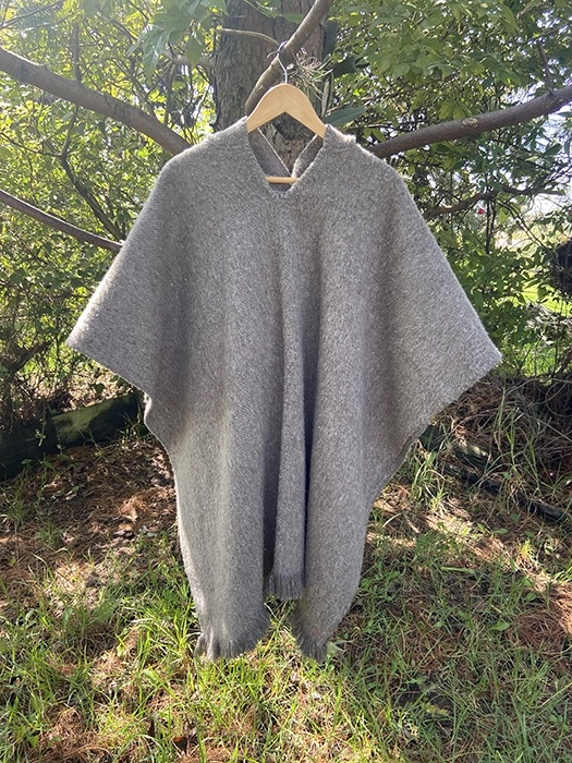 Maxi Ruana<br>con Gorro Café 1 Maxi Ruana<br>con Gorro Café