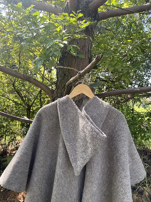 Maxi Ruana<br>con Gorro Café 2 Maxi Ruana<br>con Gorro Café - Imagen 2