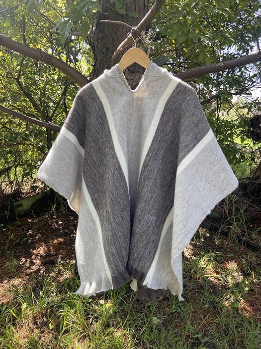 Ruana con Gorro<br> Café Franjas 1 Ruana con Gorro