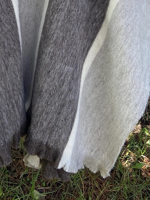 Ruana con Gorro<br> Café Franjas 2 Ruana con Gorro