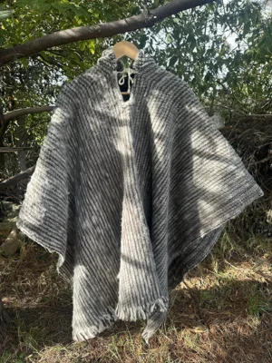 Ruana lana 100% de oveja con gorro