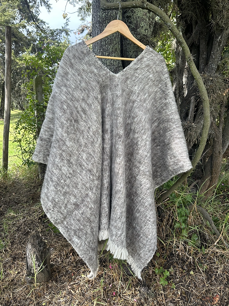 Ruana 100% lana de <br> oveja Café Claro 175cm 1 Ruana 100% lana de oveja