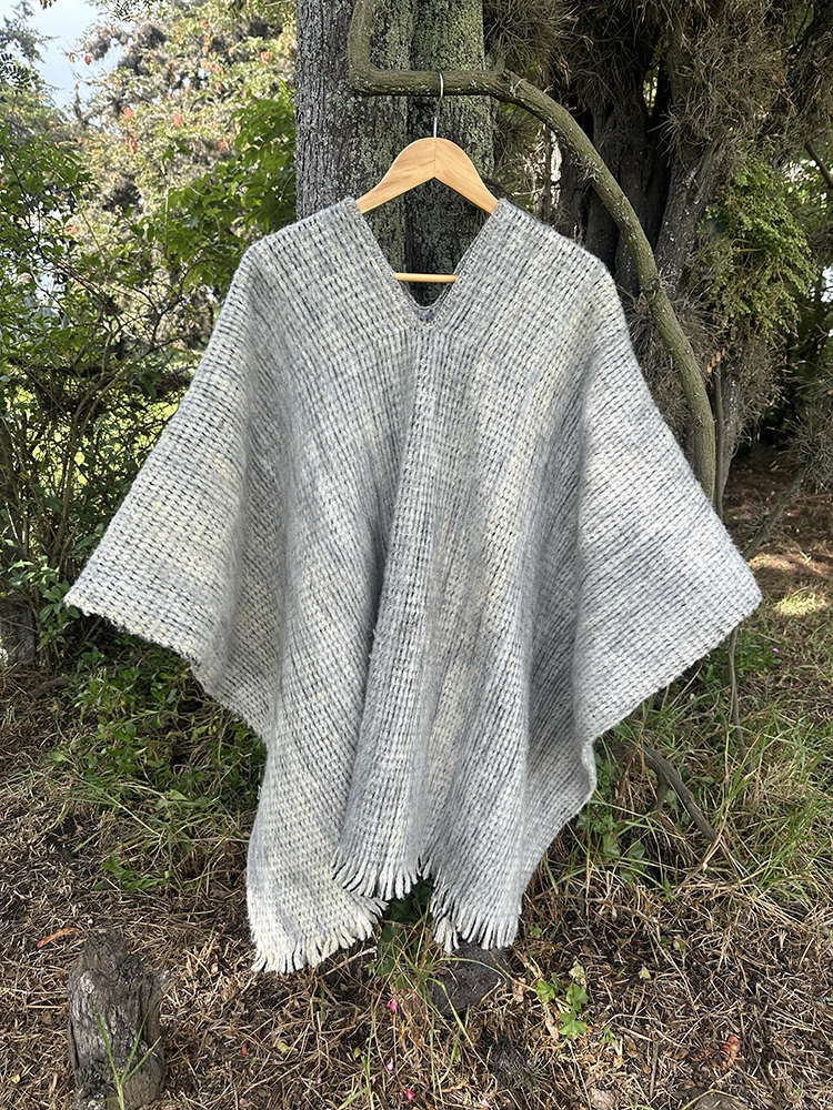 Ruana 100% lana de <br> oveja Gris Claro 175cm 1 Ruana 100% lana de oveja