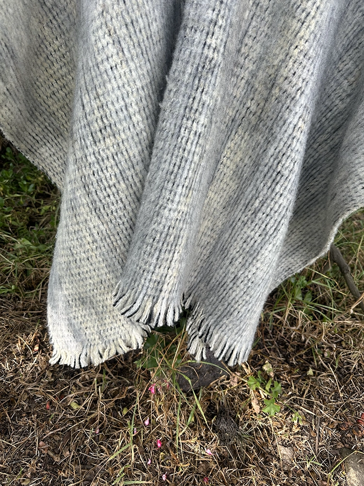 Ruana 100% lana de <br> oveja Gris Claro 175cm 2 Ruana 100% lana de oveja