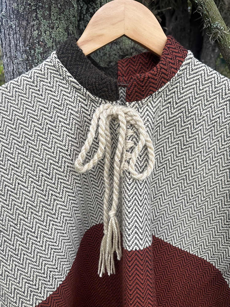 Ruana Colores<br> Cuello Mao Roja 3 Ruana Cuello Mao