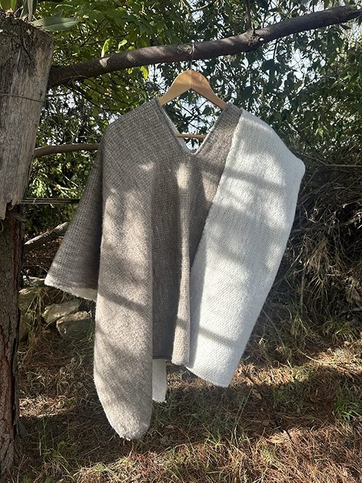 Ruana Doble Faz Liviana<br> Café Claro y Blanca 150cm 1 Ruana Doble Faz Liviana