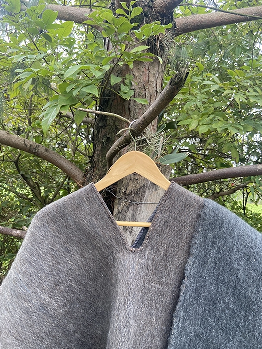 Ruana Doble Faz<br> Liviana Gris y Café 150cm 2 Ruana Doble Faz<br> Liviana Gris y Café 150cm - Imagen 2