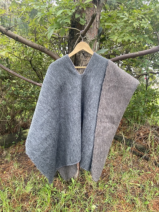 Ruana Doble Faz<br> Liviana Gris y Café 150cm 3 Ruana Doble Faz<br> Liviana Gris y Café 150cm - Imagen 3