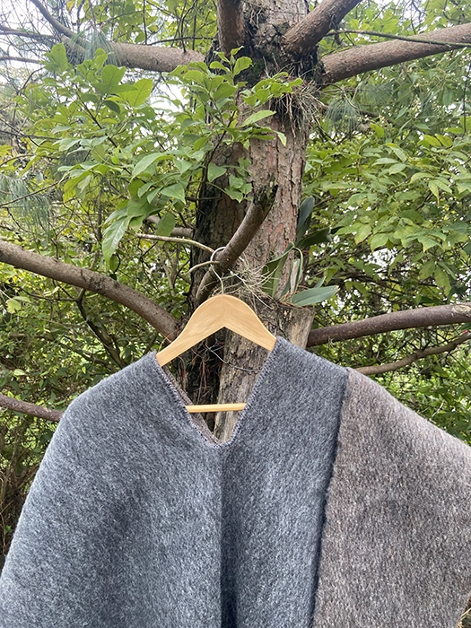 Ruana Doble Faz<br> Liviana Gris y Café 150cm 4 Ruana Doble Faz<br> Liviana Gris y Café 150cm - Imagen 4