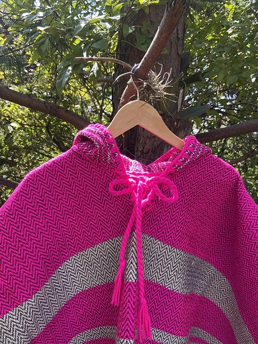 Ruana Colores<br> con Gorro Magenta 3 Ruana Colores