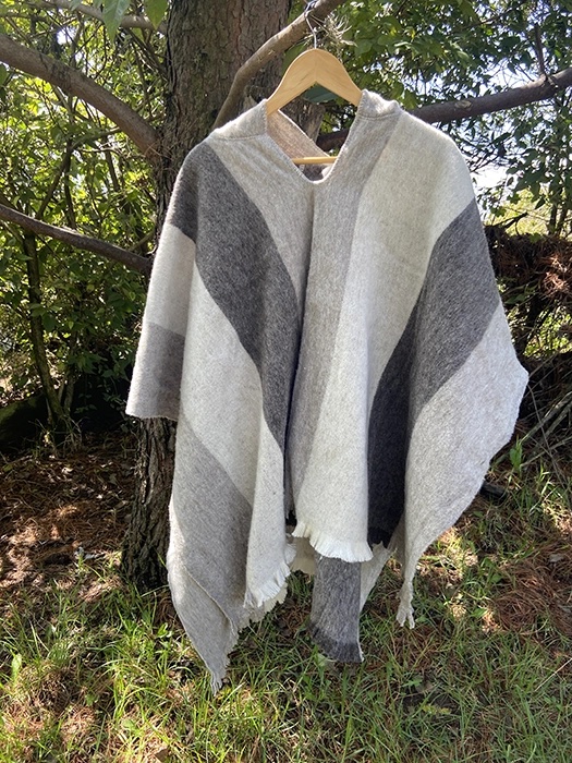 Ruana con Gorro<br>Gris Franjas 1 Ruana con Gorro