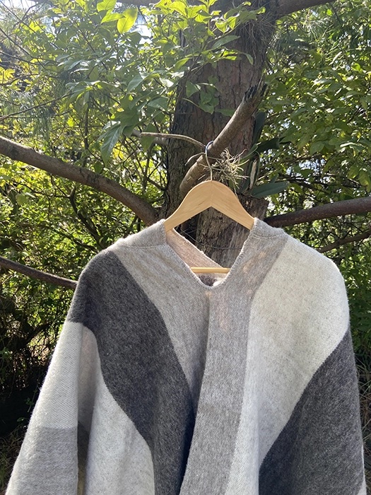 Ruana con Gorro<br>Gris Franjas 3 Ruana con Gorro