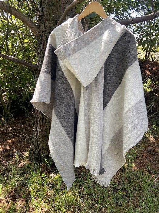 Ruana con Gorro<br>Gris Franjas 2 Ruana con Gorro