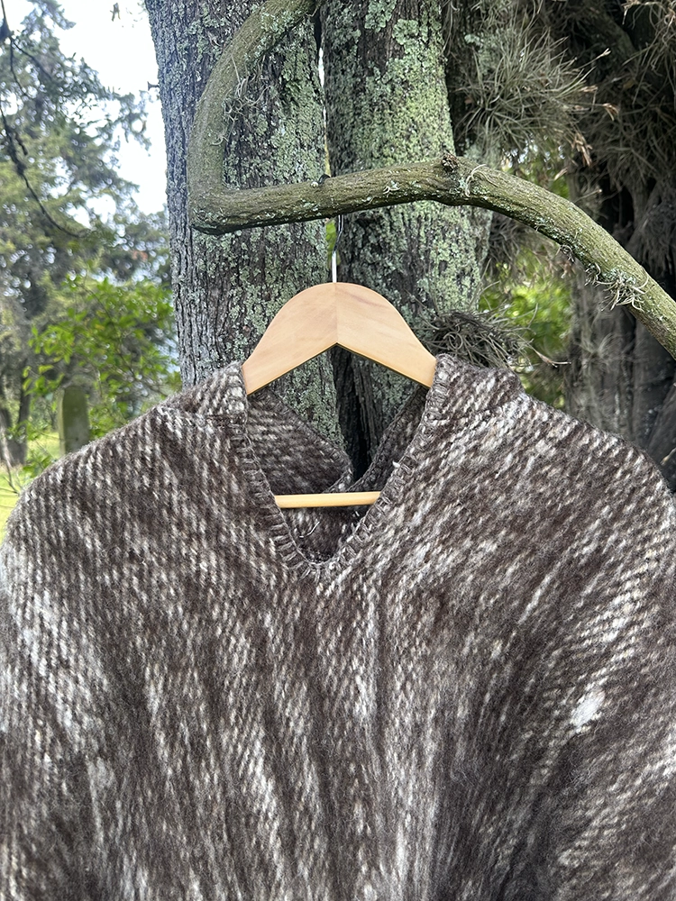 Ruana con Gorro 100%<br>lana de oveja Café 190cm 2 Ruana 100% lana de oveja con gorro