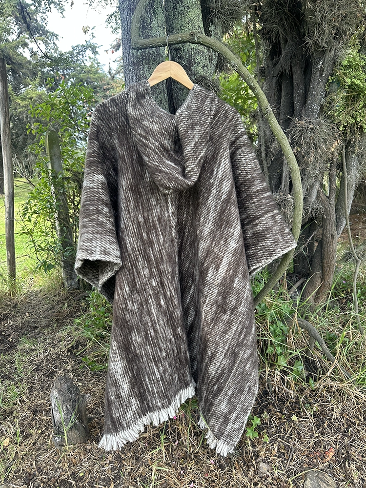 Ruana con Gorro 100%<br>lana de oveja Café 190cm 4 Ruana 100% lana de oveja con gorro