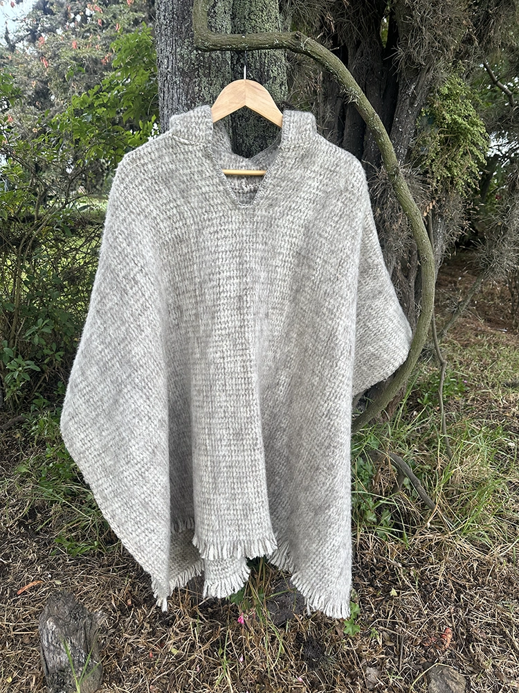 Ruana con Gorro 100%<br>lana de oveja Gris 180cm 1 Ruana 100% lana de oveja con gorro