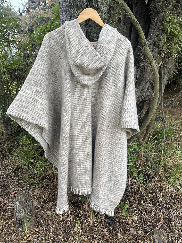 Ruana con Gorro 100%<br>lana de oveja Gris 180cm 2 Ruana 100% lana de oveja con gorro