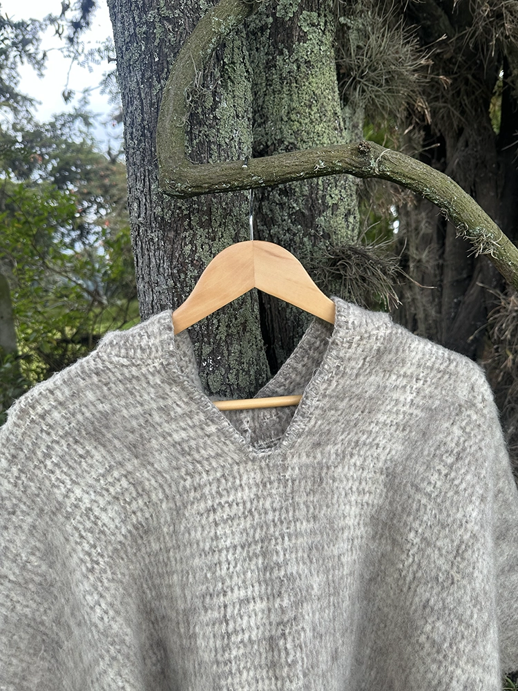 Ruana con Gorro 100%<br>lana de oveja Gris 180cm 3 Ruana 100% lana de oveja con gorro
