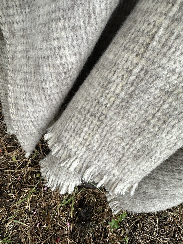 Ruana con Gorro 100%<br>lana de oveja Gris 180cm 4 Ruana 100% lana de oveja con gorro