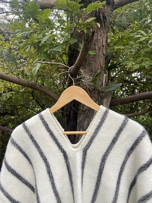 Ruana Clásica<br> Blanca Líneas 3 Ruana Clásica