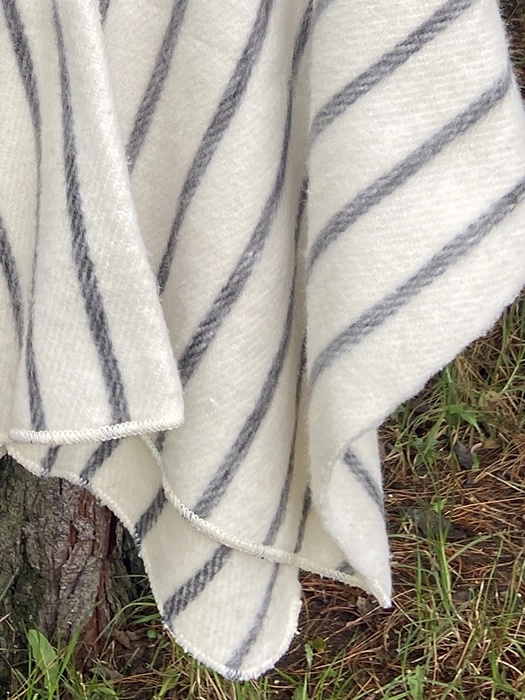 Ruana Clásica<br> Blanca Líneas 2 Ruana Clásica