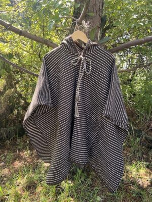 Ruana Colores con Gorro<br>Rayas Café Oscuro