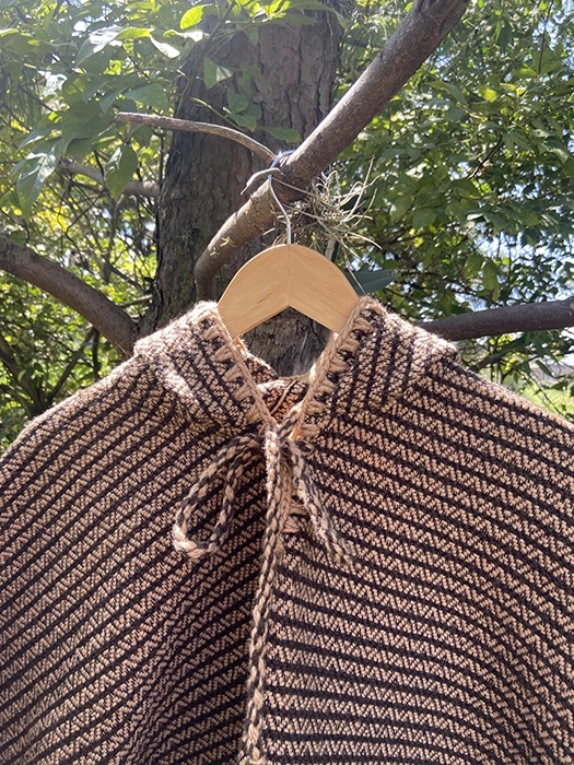 Ruana Colores con Gorro<br>Rayas Café Claro 3 Ruana Colores