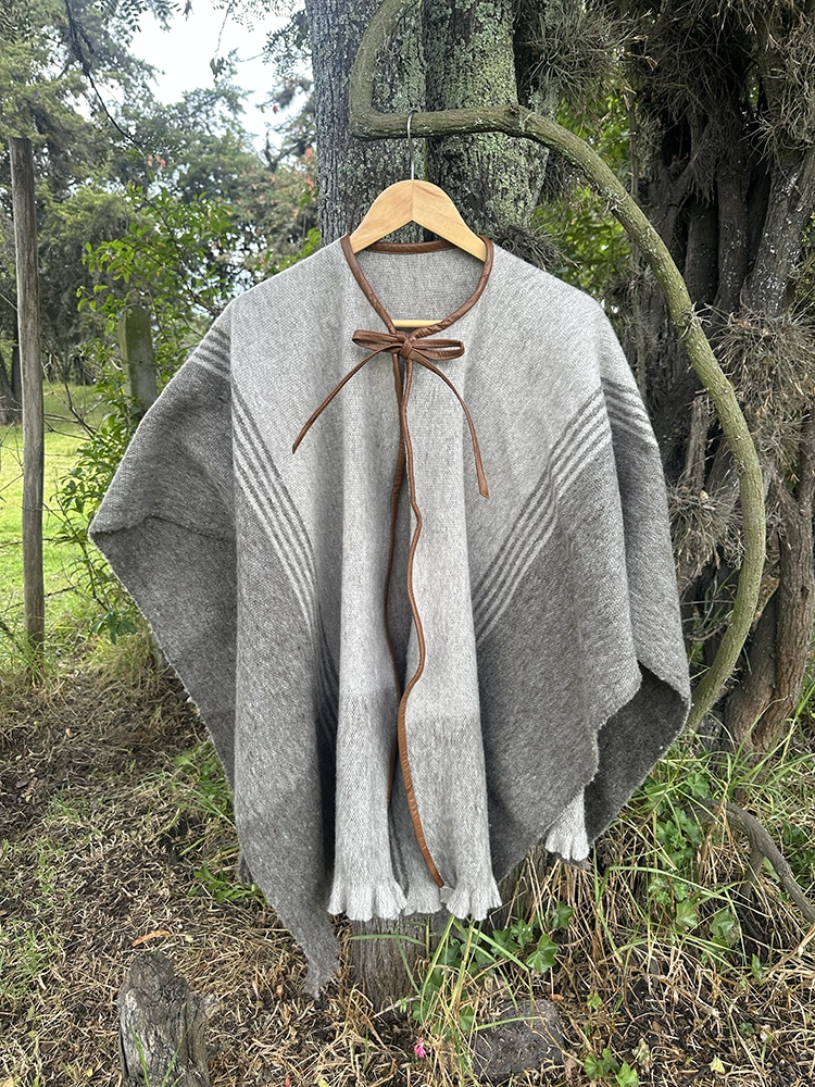 Ruana Abierta Cuero<br> Líneas Gris 1 Ruana Abierta Cuero