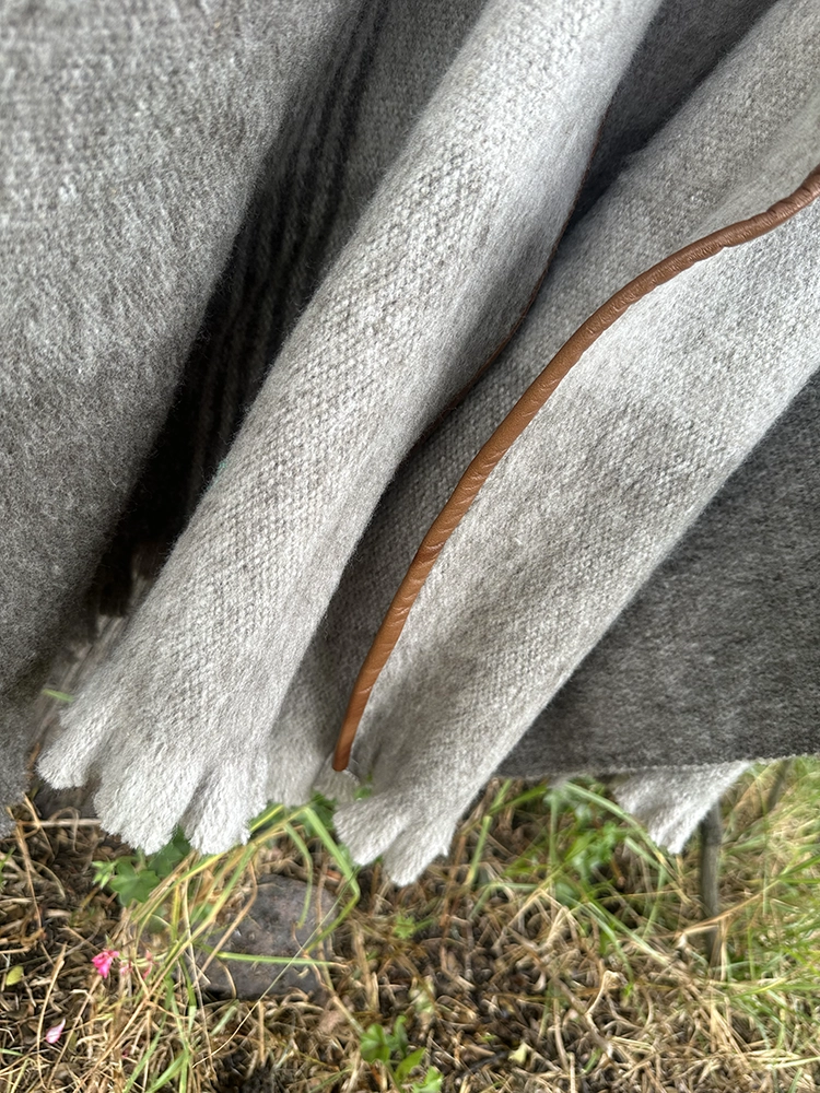Ruana Abierta Cuero<br> Líneas Gris 3 Ruana Abierta Cuero