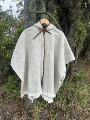 Ruana Abierta Gorro Cuero