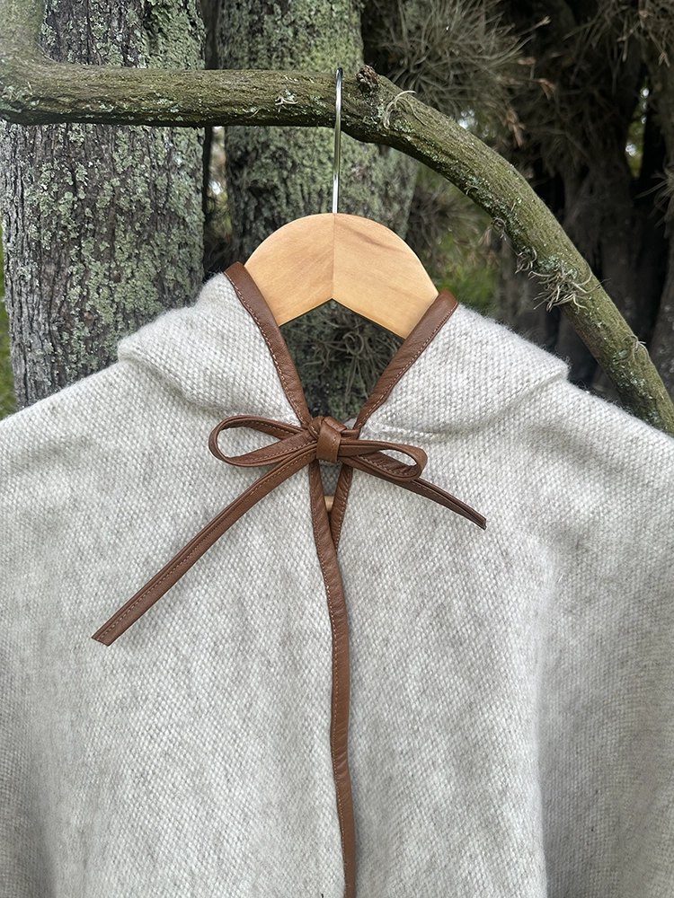 Ruana Abierta Cuero<br> con Gorro Gris 2 Ruana Abierta Gorro Cuero