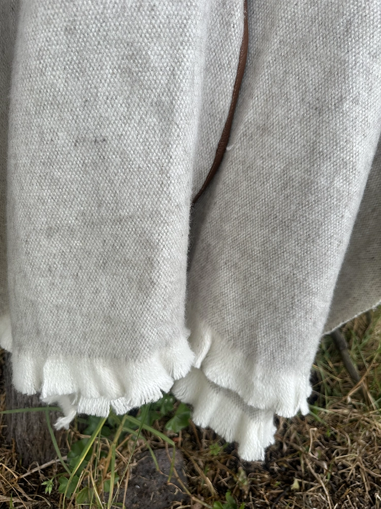 Ruana Abierta Cuero<br> con Gorro Gris 3 Ruana Abierta Gorro Cuero
