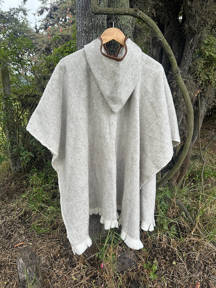 Ruana Abierta Cuero<br> con Gorro Gris 4 Ruana Abierta Gorro Cuero