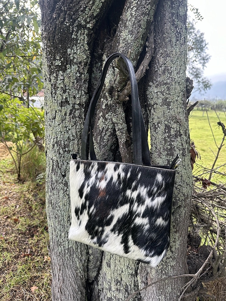 Bolsa Pelo<br> de Vaca Negro 1 Bolsa Pelo<br> de Vaca Negro